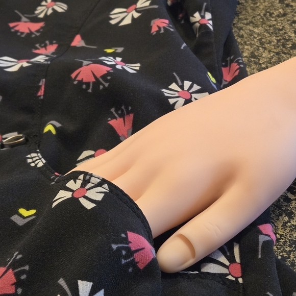 koi Basics Scrub Top Black Floral Women's 2-Pocket STRETCH V-Neck Print size M - Picture 9 of 12